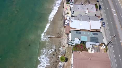 Entlang-Der-Küste-Von-Malibu-Leben-Die-Reichsten-Menschen-In-Strandhäusern-In-Kalifornien.-Tolle-Luftaufnahme,-Flug-Aus-Der-Vogelperspektive,-Langsam-Nach-Oben-Geneigte-Drohnenaufnahmen-Bei-Topanga,-USA-2018
