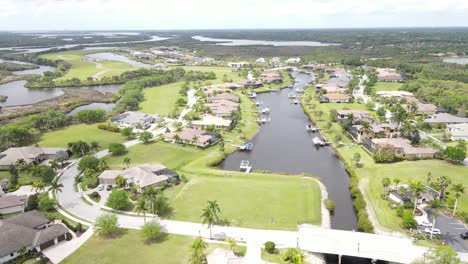 Beautiful-water-inlet-neighborhood-off-of-the-Upper-Manatee-River,-in-Bradenton,-Florida