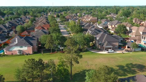 Luftaufnahme-Von-Wohlhabenden-Häusern-In-Lake-Houston