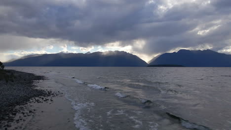 Langsame-Wellen-Rollen-Ans-Ufer-Eines-Atemberaubenden-Sees-Te-Anau-In-Neuseeland