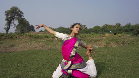 Ein-Bharatnatyam-Tänzer,-Der-Eine-Klassische-Bharatnatyam-Pose-In-Der-Natur-Des-Vadatalav-Sees,-Pavagadh,-Zeigt