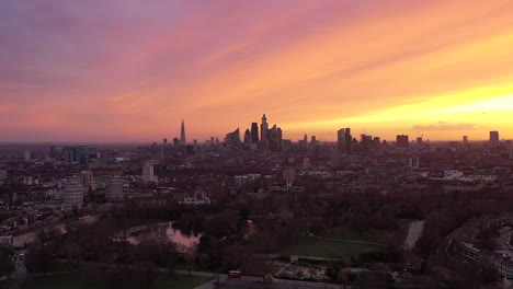 Epischer-Sonnenuntergang-Und-Orangefarbenes-Licht,-Aufnahme-Einer-Luftaufnahme-Von-London,-Vereinigtes-Königreich,-Vereinigtes-Königreich