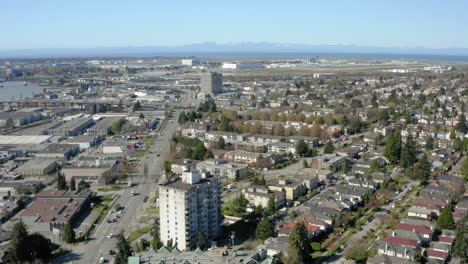 Malerische-Luftaufnahme-Des-Internationalen-Flughafens-Von-Vancouver-Aus-Dem-Süden-Von-Vancouver