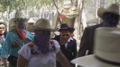 Traditionelle-Tänze-Mexiko-Während-Des-Karnevalstanzes-Der-Jolos-In-Xayacatlan-De-Bravo-Puebla-Mexiko