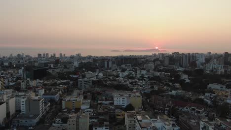 4K-Luftaufnahme-Aus-Der-Vogelperspektive-über-Die-Wolkenkratzer-Der-Metropole-Lima-In-Peru-In-Der-Dämmerung
