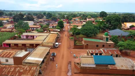Drohne-Fliegt-Tief-über-Einen-Afrikanischen-Dorfmarkt