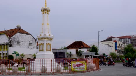 White-monument-in-middle-of-intersection,-Tugu-Yogyakarta,-Indonesia