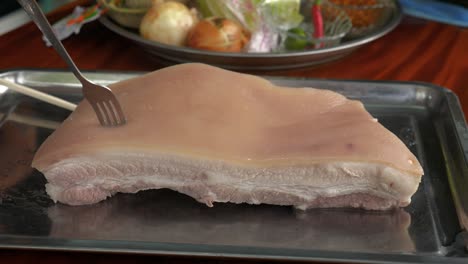 Gekochtes-Schweinebauchfleisch,-Das-Im-Stil-Der-Thailändischen-Küche-Zubereitet-Wird