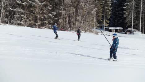 Cámara-Lenta:-Niño-Pequeño-Aprendiendo-A-Esquiar-Con-Cuerda-Atada-Al-Padre