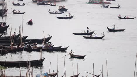 Lapso-De-Tiempo-De-Los-Barcos-Que-Van-Y-Vienen-En-El-Río-Buriganga-En-Dhaka,-Bangladesh