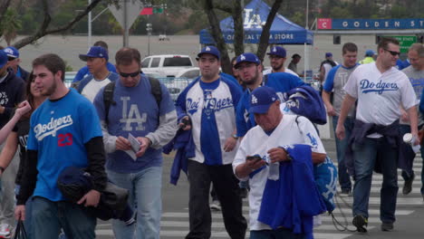 Los-Angeles-Dodgers-Auf-Der-Straße,-Die-Das-Dodger-Stadion-Betreten,-Um-Das-Baseballspiel-Zu-Sehen