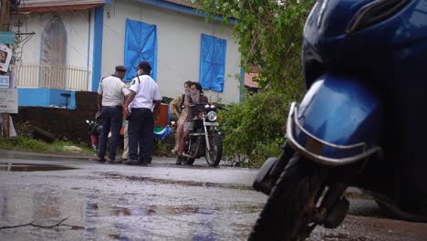 Zwei-Personen-Auf-Einem-Motorrad-Wurden-Bei-Einer-Verkehrskontrolle-In-Goa-Von-Indischen-Polizisten-Angehalten