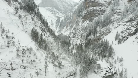 Luftaufnahme-Eines-Wunderschönen-Tals,-Das-Im-Winter-Von-Bergrücken-Umgeben-Ist