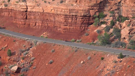 Luftaufnahme-Von-Autos,-Die-Auf-Den-Straßen-Des-Colorado-National-Monument-Fahren