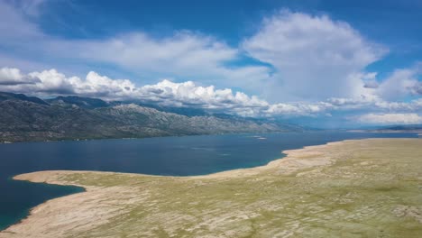 Panorama-De-La-Isla-Croata-Bajo-Nubes-Blancas-A-Través-Del-Mar-Adriático-Desde-El-Puente-Pag-En-Croacia