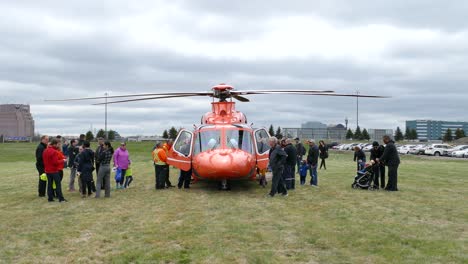 Grupo-De-Personas-Visitando-Y-Mirando-Un-Helicóptero-De-Primera-Respuesta-En-Canadá
