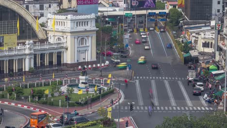 Zoom-Out-Reveal-Of-Bangkok-Train-Station-In-Bangkok,-Thailand-With-Traffic-On-City-Road-At-Daytime