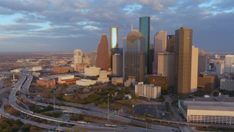 Vista-De-Dron-4k-Del-Paisaje-Urbano-Del-Centro-De-Houston-En-Un-Hermoso-Día