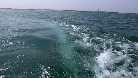 Hintergrundwasseroberfläche-Hinter-Einem-Sich-Schnell-Bewegenden-Motorboot