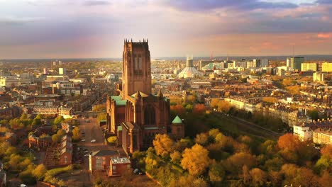 Liverpool-Anglikanische-Und-Großstädtische-Moderne-Kathedrale-Aus-Der-Luft-Zurückziehen
