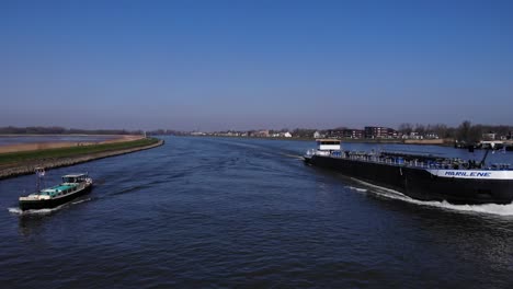 Große-Schiffe,-Die-Durch-Den-Fluss-Noord-In-Den-Niederlanden-Fahren-–-Mittlere-Aufnahme