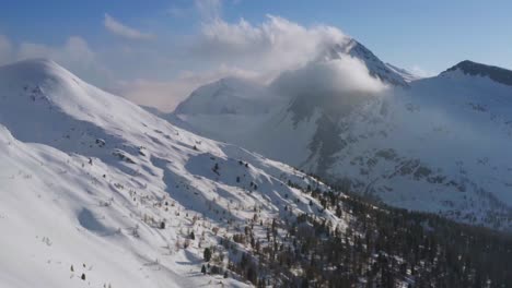 Luftaufnahme-über-Den-Verschneiten-Rollpass-Oder-Passo-Rolle,-Italienische-Dolomiten