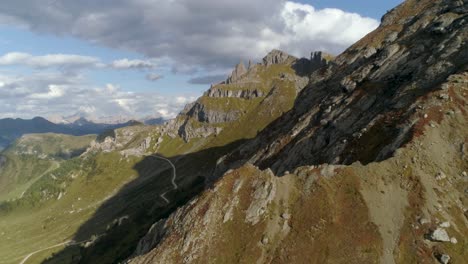 Luftflug-Zum-Berggipfel-In-Den-Italienischen-Dolomiten-Bei-Sonnenuntergang
