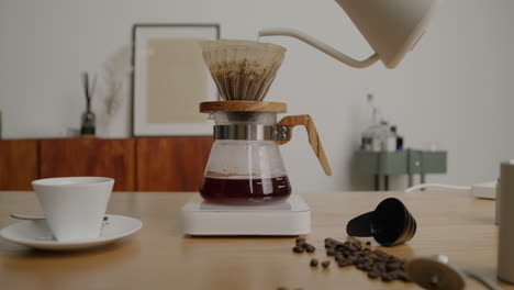 Kaffeezubereitung-Mit-Wasserkocher-In-Einem-V60,-Weitwinkelaufnahme