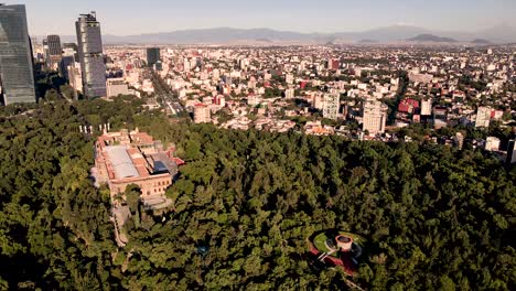 Vista-Aérea-Del-Boasque-De-Chapultepec-Y-El-Castillo-En-El-Norte-De-La-Ciudad-De-México