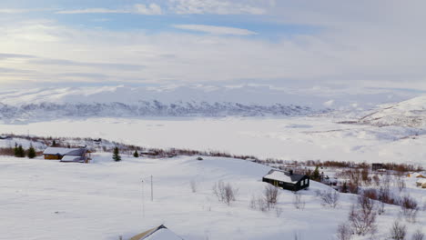 Berghütten-Und-Schneebedeckte-Berge-In-Huagastol-Norwegen---Luftaufnahme