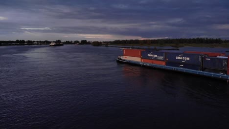 Colorado-Frachtschiff,-Beladen-Mit-Intermodalen-Containern,-Das-über-Die-Wasserstraße-In-Der-Nähe-Von-Barendrecht,-Südholland,-Niederlande-Fährt