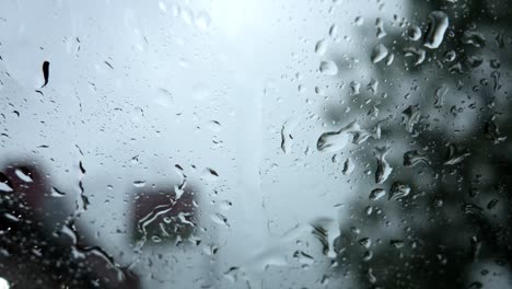 Starker-Regen-Auf-Einer-Straße,-Aufgezeichnet-Aus-Dem-Inneren-Des-Autos