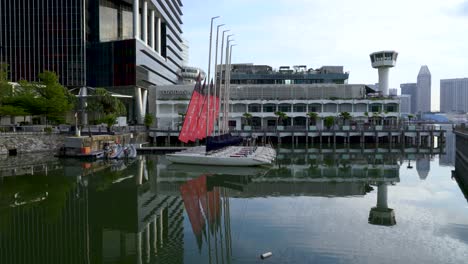 Sailing-boats-docked-at-Marina-Bay,-Collyer-Quay,-Singapore