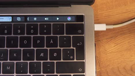 Entsperren-Eines-MacBook-Pro-Mit-Dem-Finger-über-Den-Biometrischen-Fingerabdruckscanner