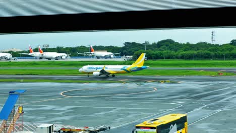 Ein-Neu-Eingetroffenes-Flugzeug-Vom-Typ-A320-Der-Cebu-Pacific-Air-Nähert-Sich-Dem-Parkplatz-Dieses-Flughafens