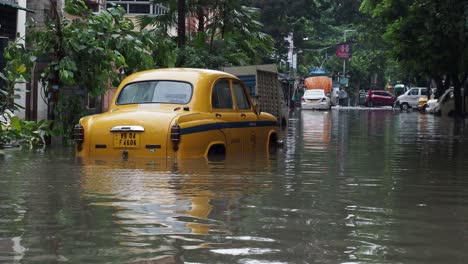 Gelbes-Taxifahrzeug-Steckte-In-überfluteter-Straße-In-Kalkutta,-Indien-Fest