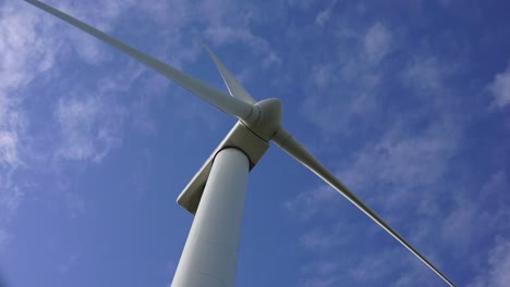 Eine-Windkraftanlage-Ist-Ein-Gerät,-Das-Die-Kinetische-Energie-Des-Windes-In-Elektrische-Energie-Umwandelt