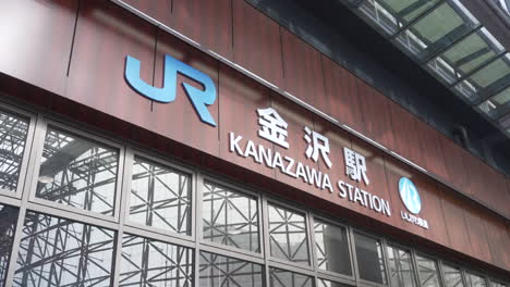 Zeichen-Der-Jr-Kanazawa-Station,-Großer-Bahnhof-In-Kanazawa,-Ishikawa,-Japan