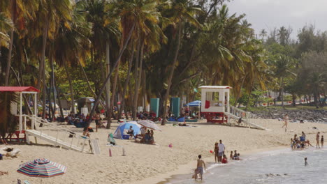 Los-Turistas-Disfrutan-Del-Sol-En-La-Playa-Balneario-Del-Escambron-En-San-Juan,-Puerto-Rico