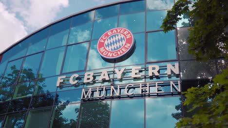 Emblem-Des-FC-Bayern-München-Auf-Der-Glasfassade-Der-Vereinszentrale