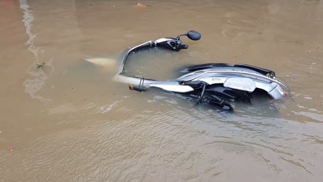 Una-Bicicleta-Está-Flotando-En-Las-Inundaciones-Causadas-Por-Fuertes-Lluvias-Durante-La-Noche-En-Las-Calles-De-Pondicherry
