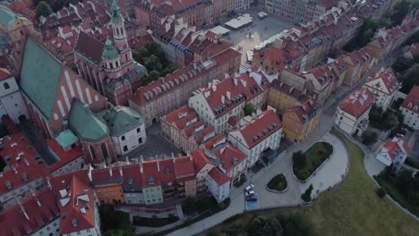 Drone-video-of-a-Market-Square-in-the-Old-Town-of-Warsaw,-Poland