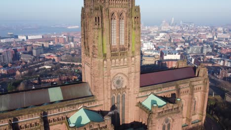 Die-Anglikanische-Kathedrale-Von-Liverpool,-Ein-Historisches-Gotisches-Wahrzeichen,-Ein-Luftgebäude,-Die-Skyline-Der-Stadt,-Ist-Nach-Unten-Geneigt