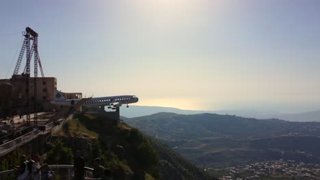 Touristen-Genießen-Den-Sonnenuntergang-Im-Libanon-Am-Jabal-Al-Arbaen-Auf-Dem-Berggipfel