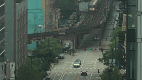 Evening-sets-in-on-the-downtown-Chicago-elevated-trains-with-traffic-flowing-beneath