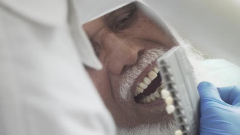 Zahnärztliche-Untersuchung-Eines-Alten-Mannes