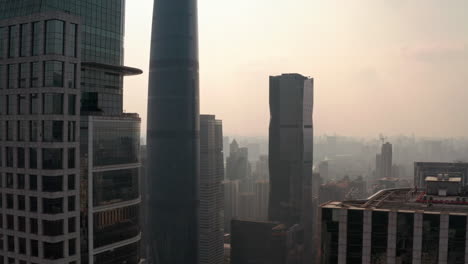 Schöner-Filmischer-Blick-Auf-Die-Innenstadt-Von-Guangzhou-Cdb-Bei-Farbenprächtigem-Goldenem-Sonnenuntergang