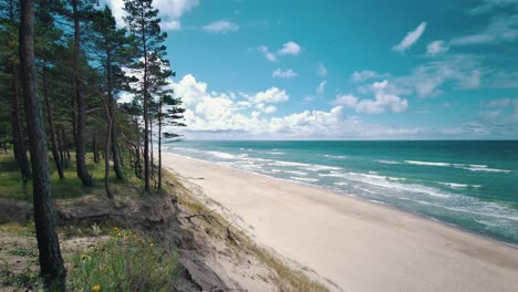 Küstenlinie-Ostsee-Lettland-Jurkalne-Meeresküste-Klippen-Bis-Zu-20-Meter-Hoch