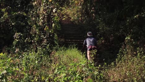 Viajero-Masculino-Escalando-Escalones-De-Roca-En-Sitakunda-En-Bangladesh