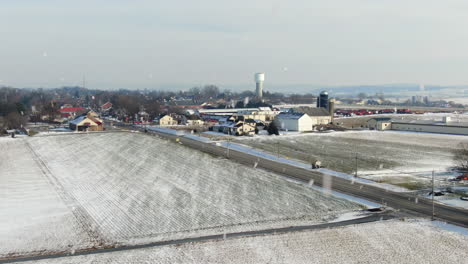 Luftaufnahme-über-Einer-Ländlichen-Gemeinde-Im-Lancaster-County-Bei-Winterlichem-Schneefall